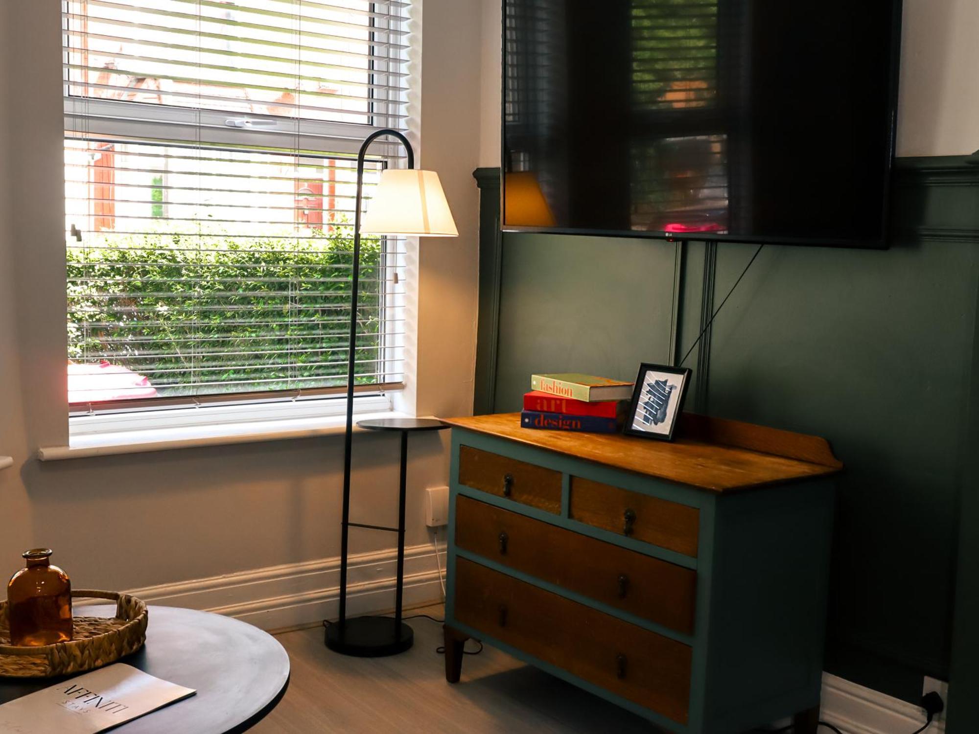 Holiday home Spacious Stylish With Free Parking 10 Mins To Centre & Ao Arena Ideal For Groups & Long *
