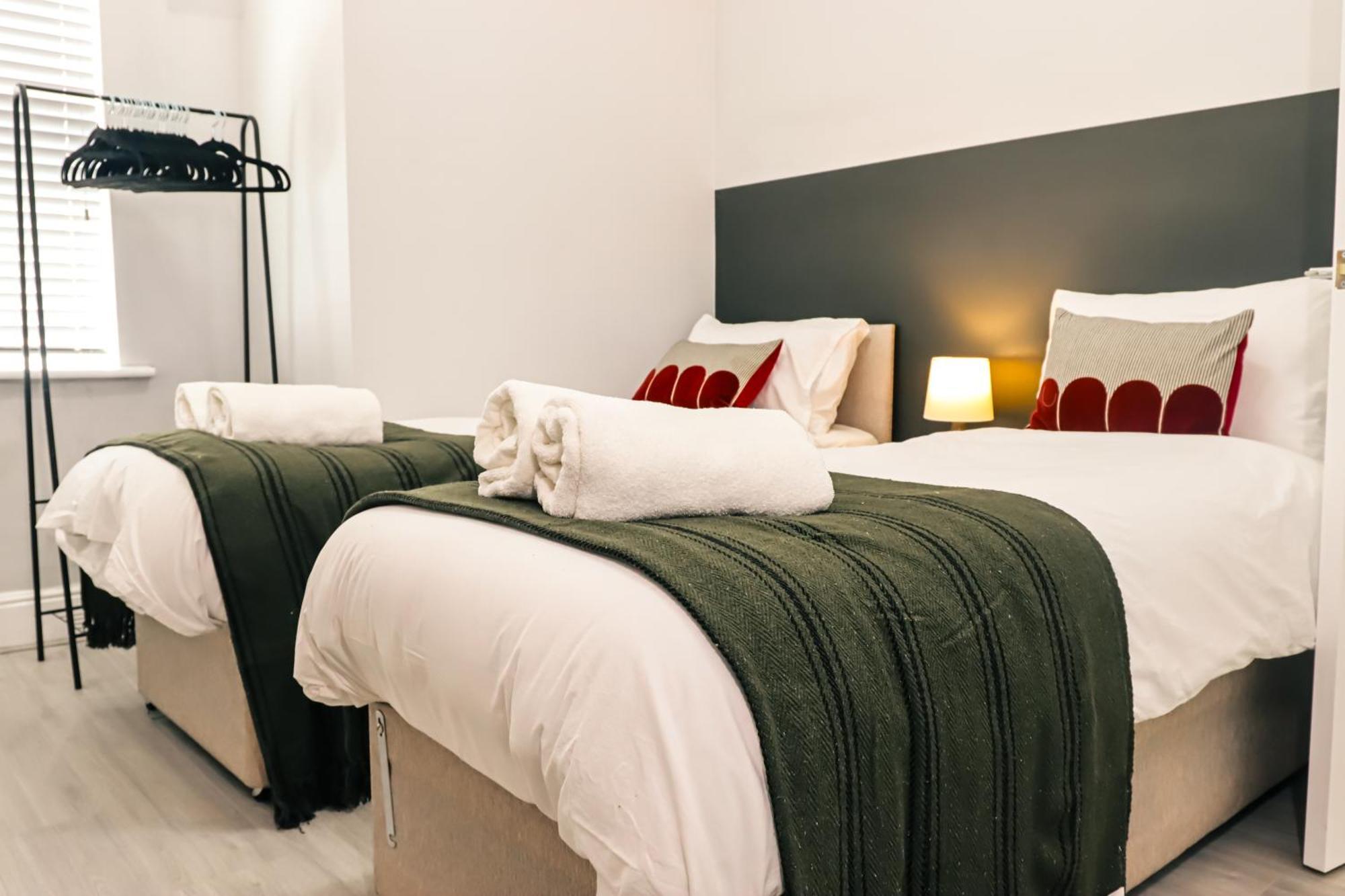 Spacious Stylish With Free Parking 10 Mins To Centre & Ao Arena Ideal For Groups & Long Holiday home Manchester
