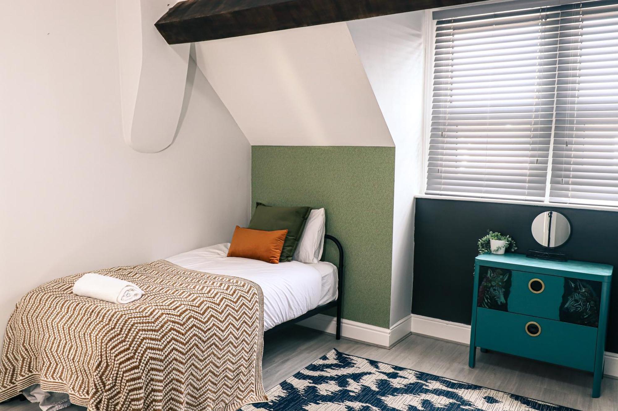 Spacious Stylish With Free Parking 10 Mins To Centre & Ao Arena Ideal For Groups & Long Holiday home *
