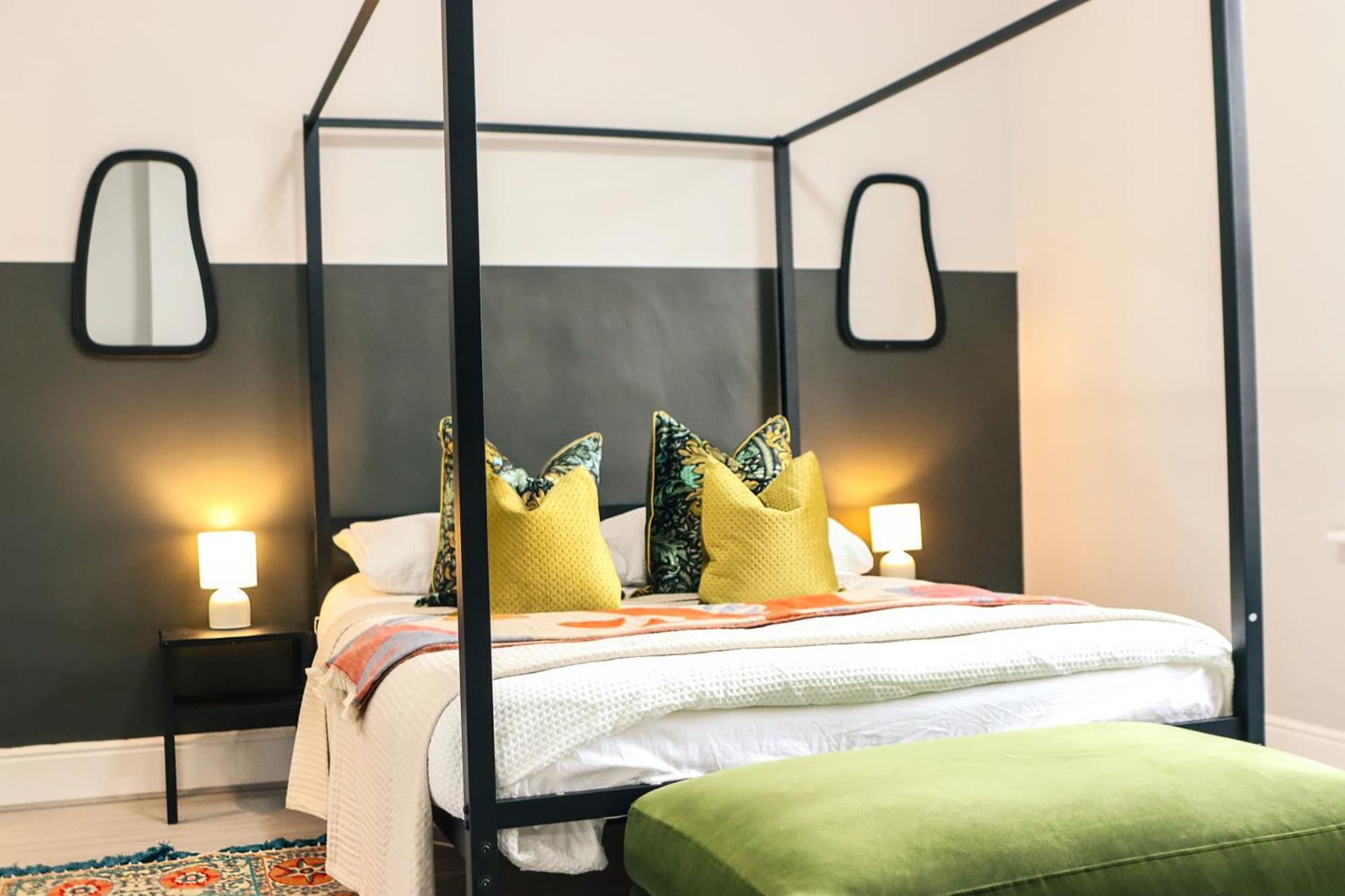 Spacious Stylish With Free Parking 10 Mins To Centre & Ao Arena Ideal For Groups & Long Holiday home Manchester