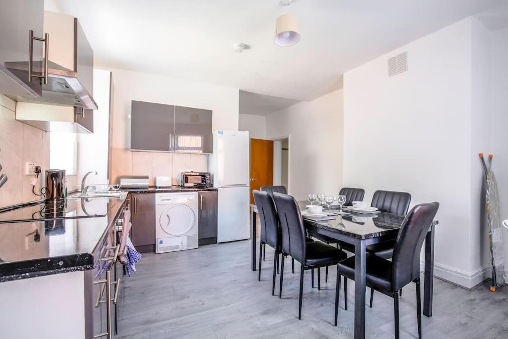 Big New House - 5bdr Near Manchester