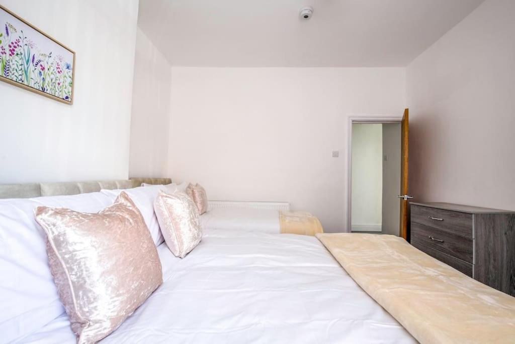 Big New House - 5bdr Near Manchester