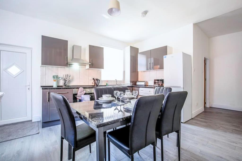 Big New House - 5bdr Near * Manchester
