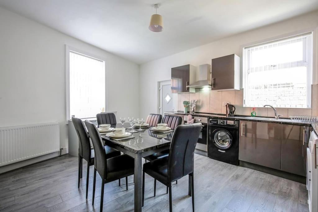 Big New House - 5bdr Near