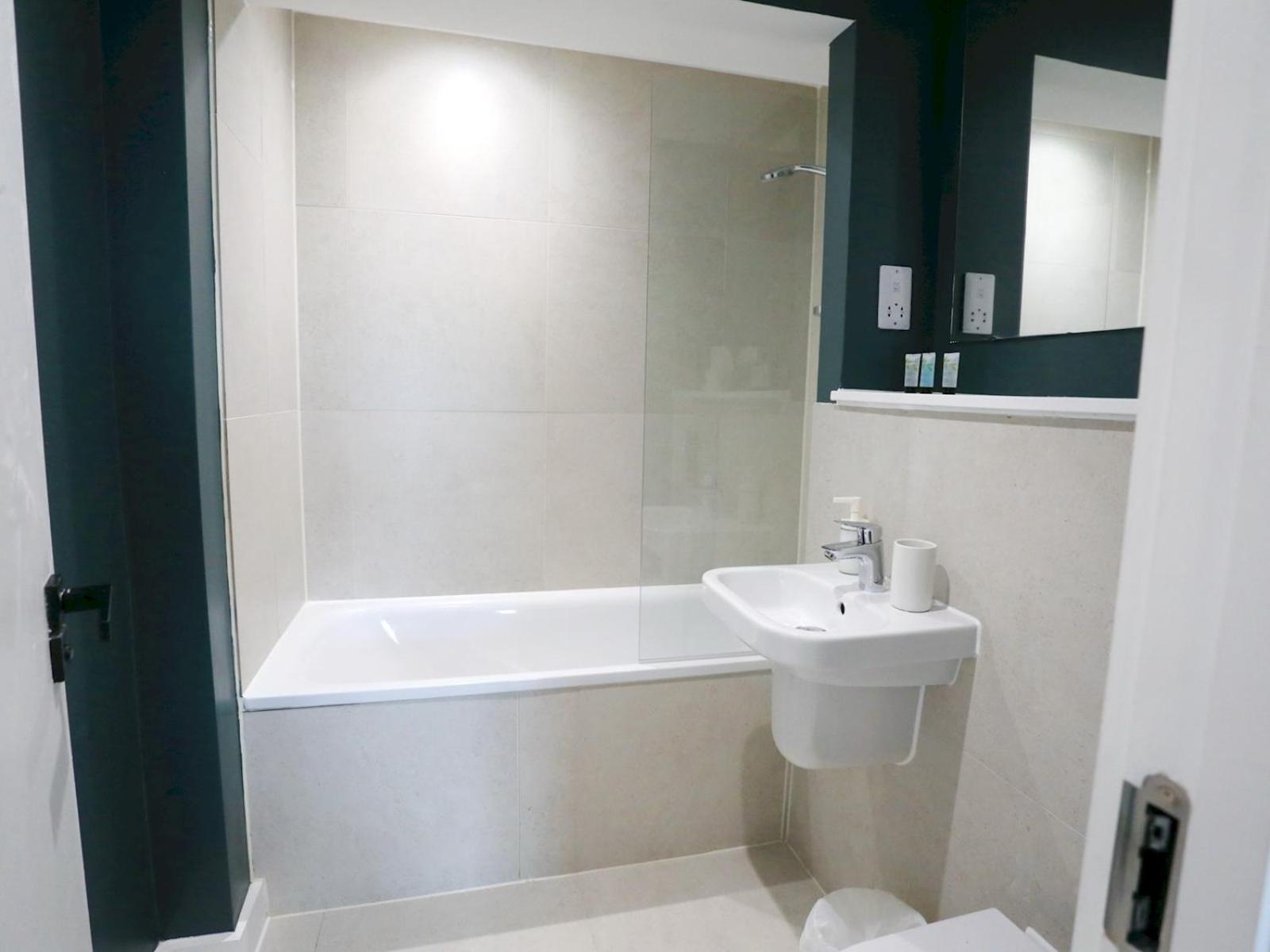 Trafford Duplex With Free Parking Pass The Keys Appartement *