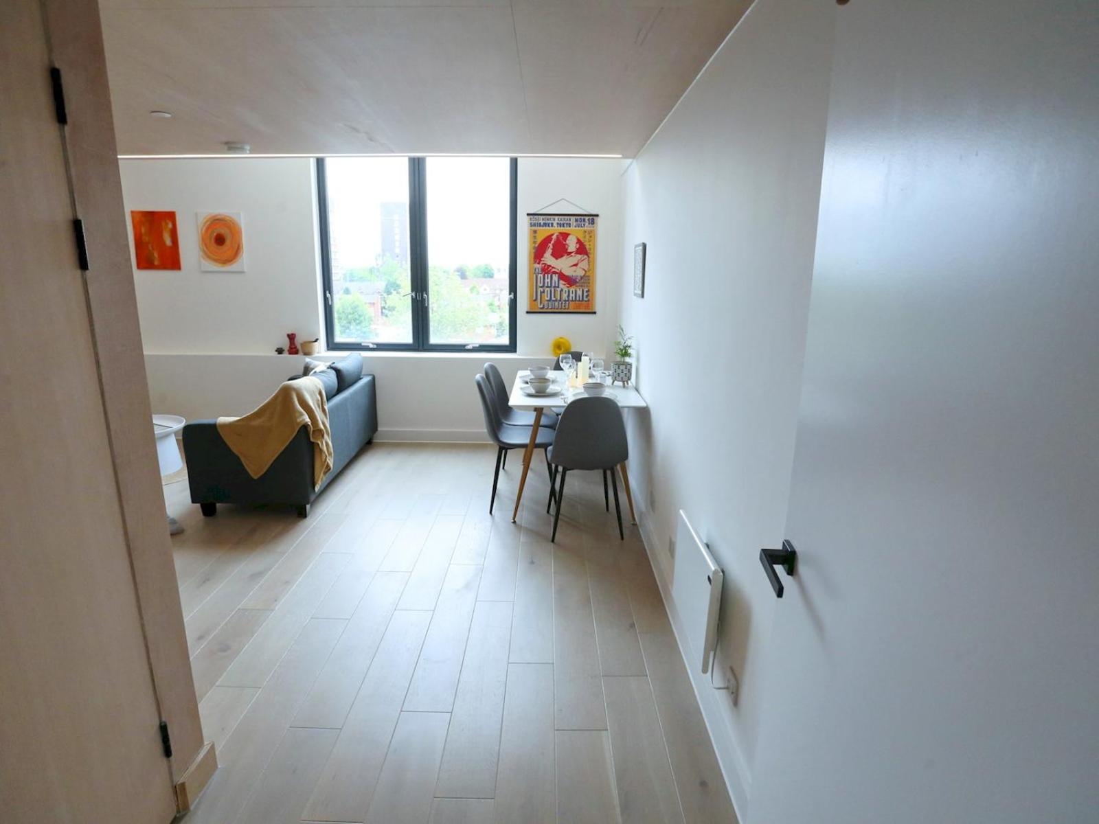 Trafford Duplex With Free Parking Pass The Keys Appartement