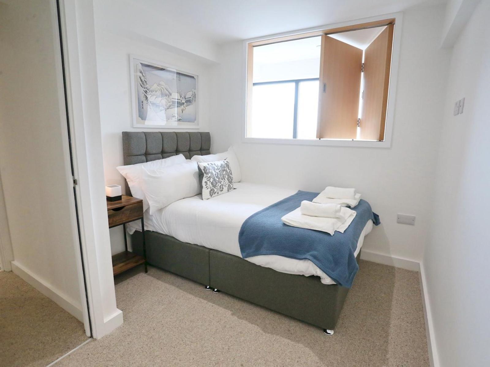 Trafford Duplex With Free Parking Pass The Keys Appartement