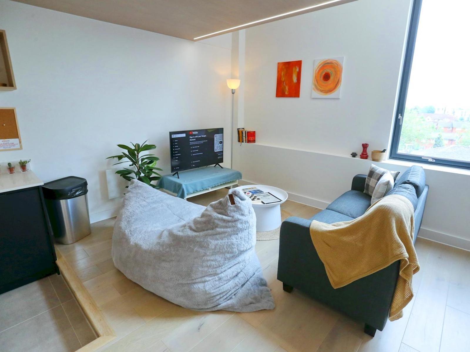 Trafford Duplex With Free Parking Pass The Keys Appartement
