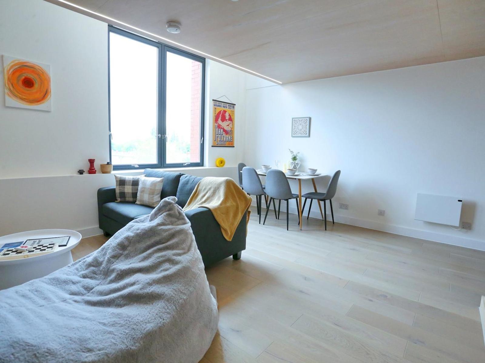 Trafford Duplex With Free Parking Pass The Keys *