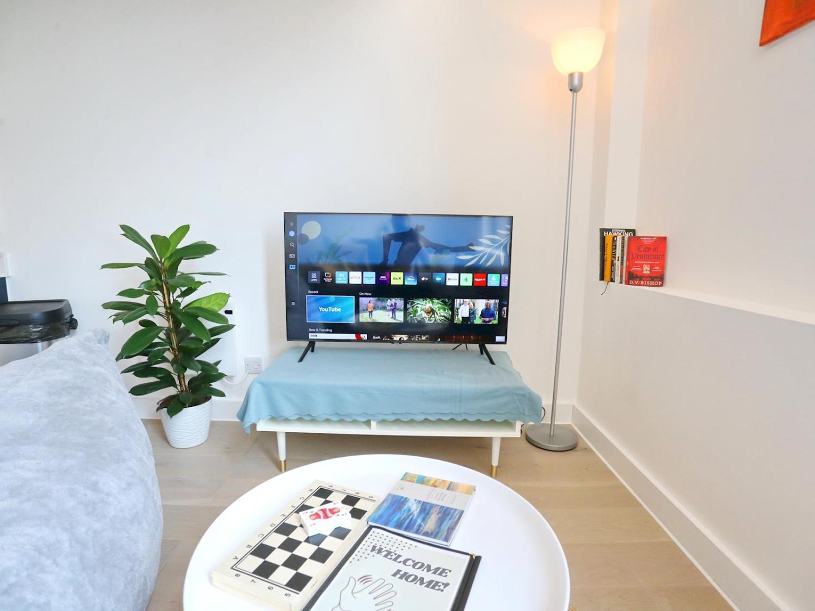 Trafford Duplex With Free Parking Pass The Keys