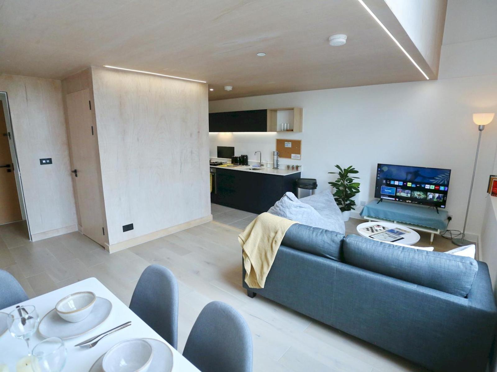 Trafford Duplex With Free Parking Pass The Keys Appartement
