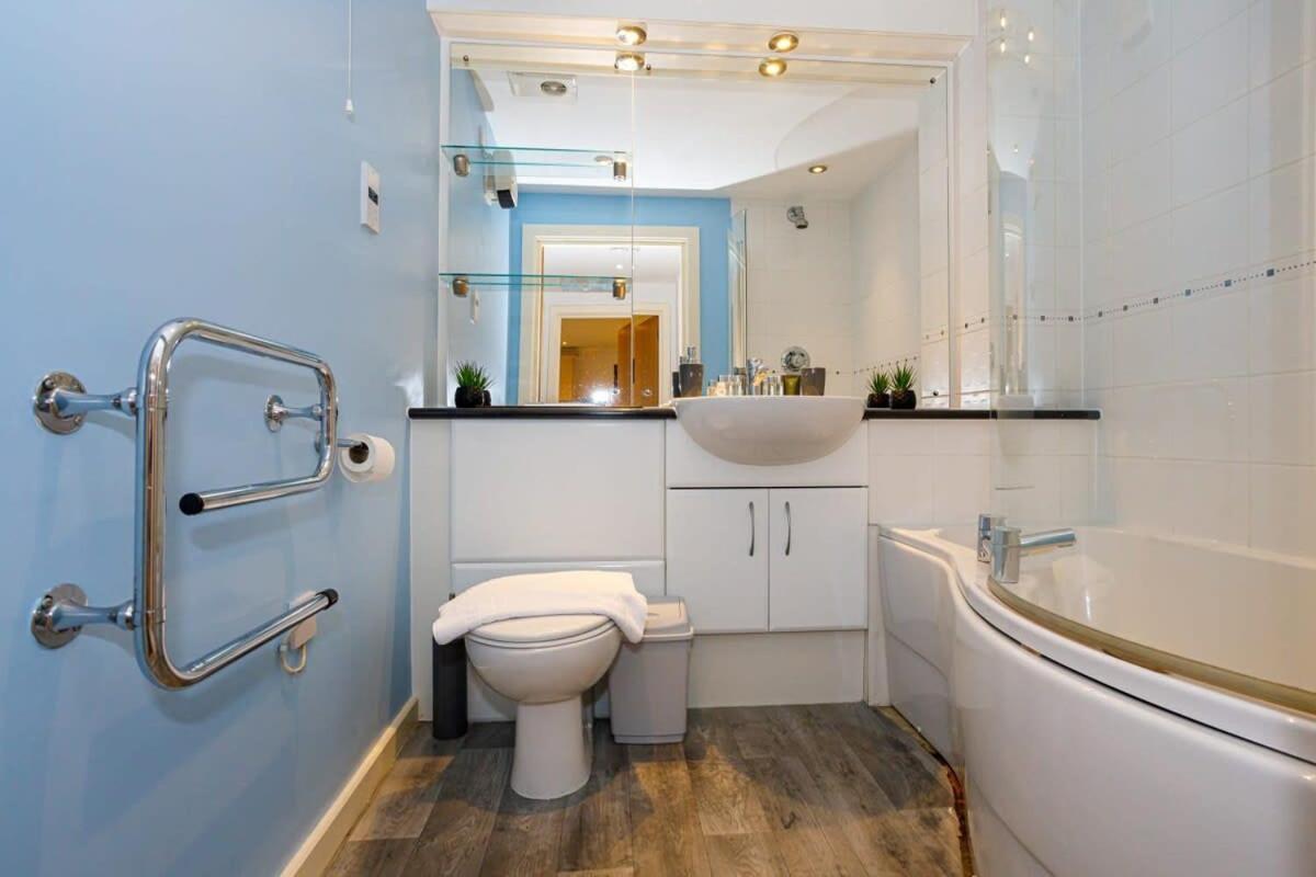 Lovely 2 Bed 2 Bathroom Appartement *