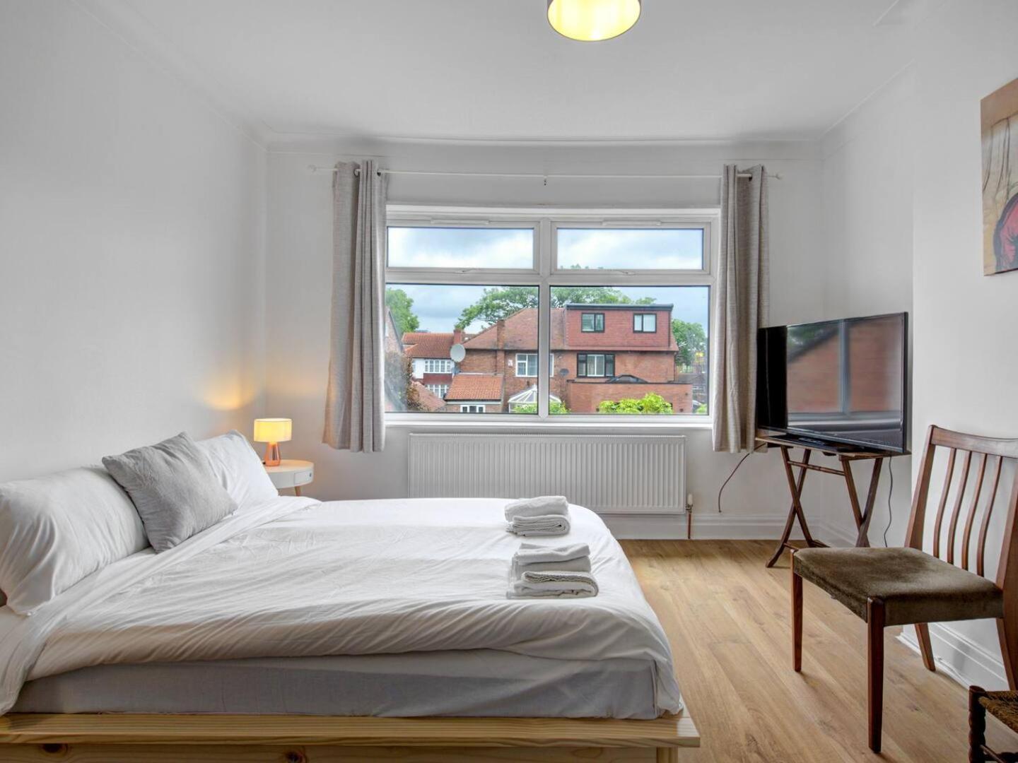 Pass The Keys Stunning Stylish Family Holiday home Manchester
