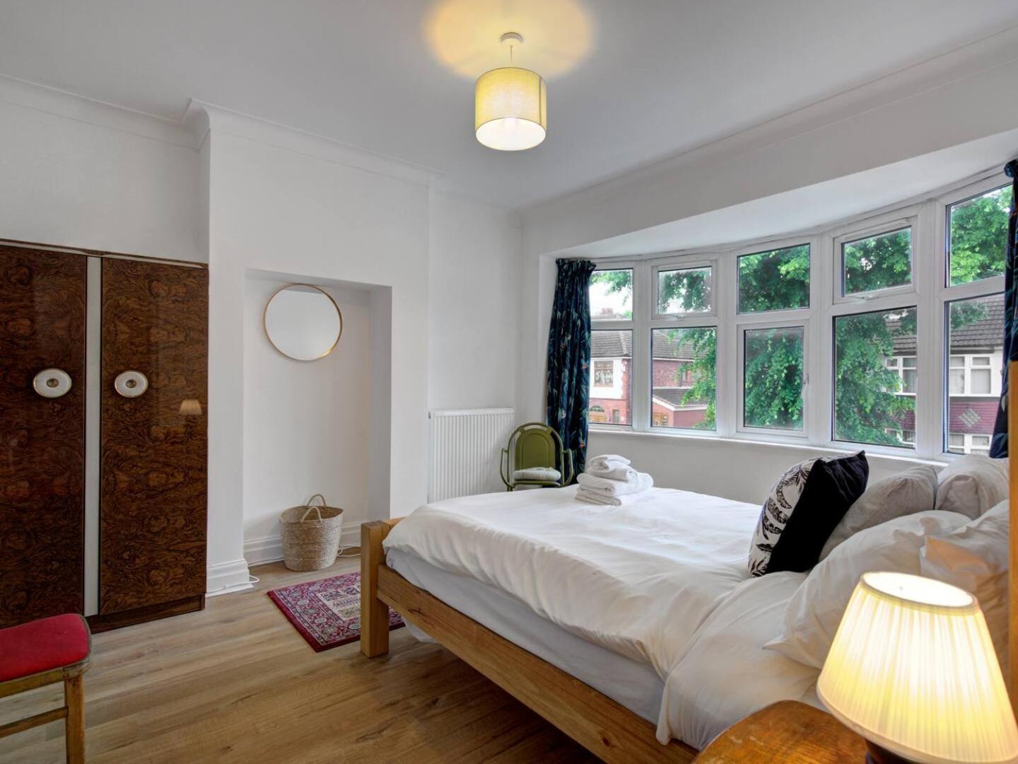 Pass The Keys Stunning Stylish Family Holiday home Manchester