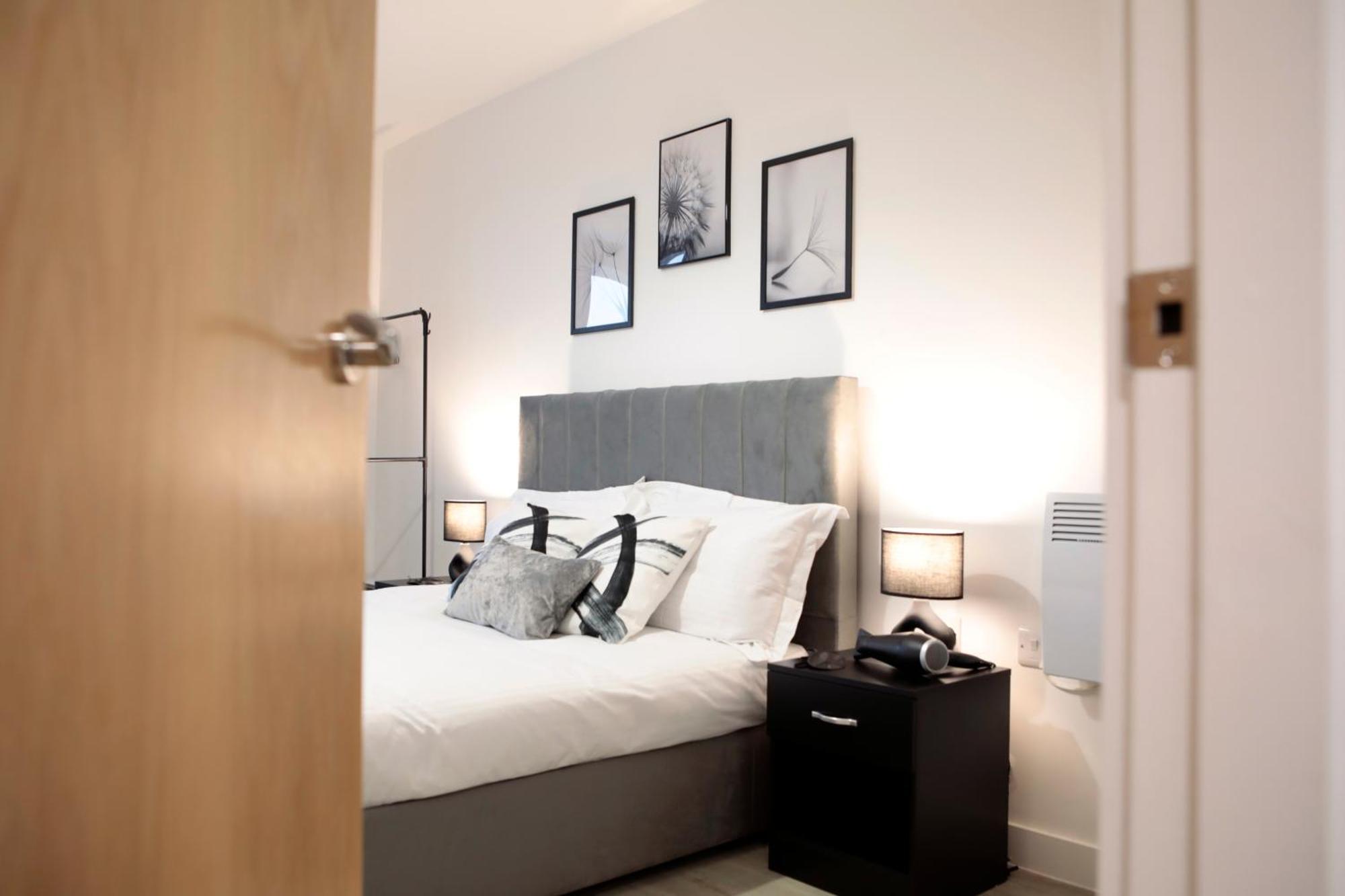 Apartment Modern 2 Bed, 2 Bath Apt With Ensuite By Avalora Short Lets & Serviced Accommodation Salford With Balcony, Near Tram Stop Salford Quays *