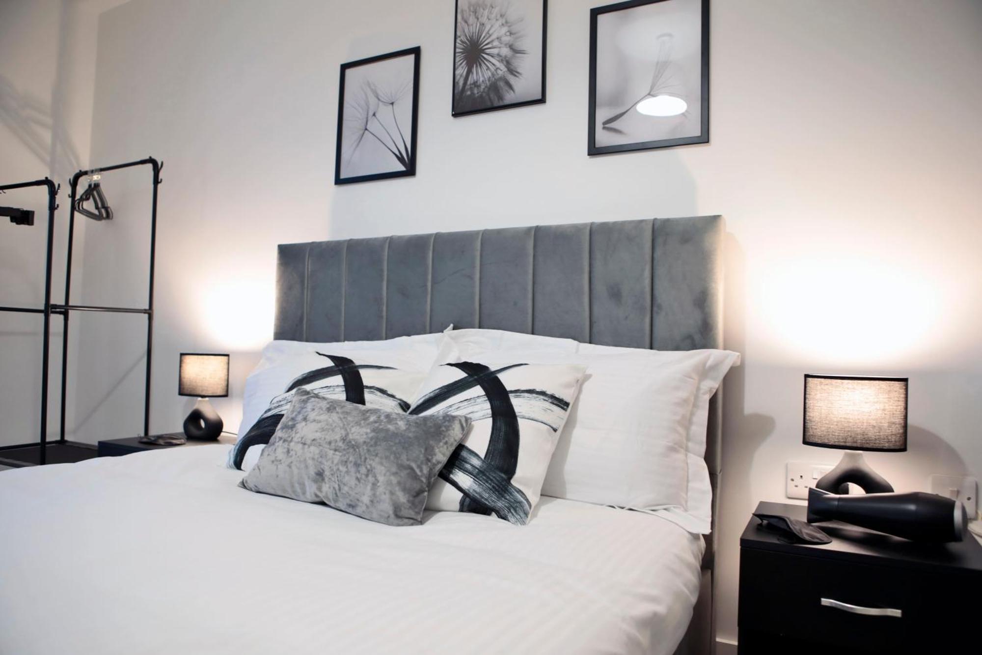 Modern 2 Bed, 2 Bath Apt With Ensuite By Avalora Short Lets & Serviced Accommodation Salford With Balcony, Near Tram Stop Salford Quays * Manchester