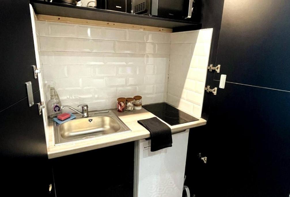 Deluxe Centrally Located In Apartment *