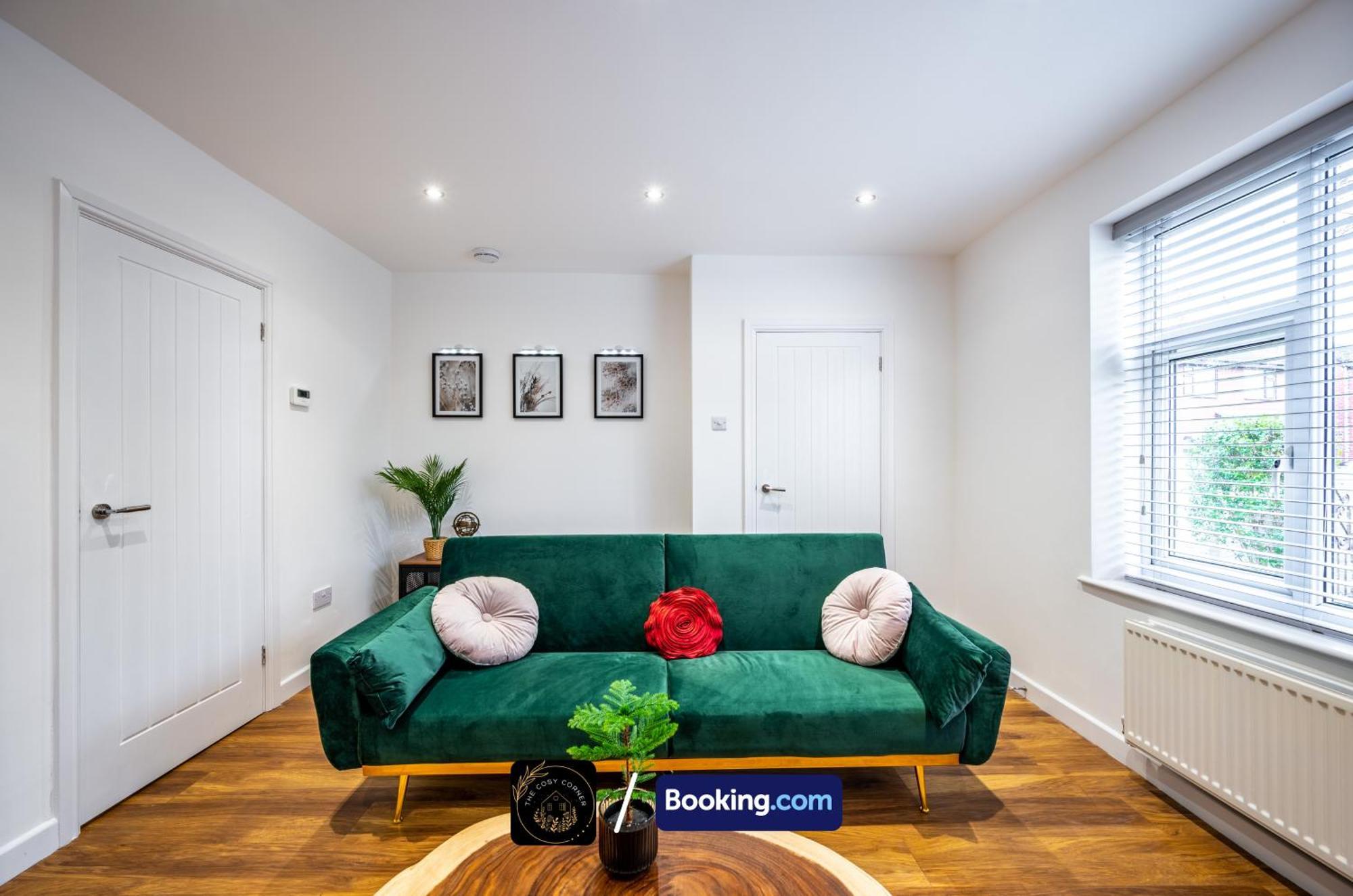 Cosy 3-bed House, Garden & Free Parking In Stretford