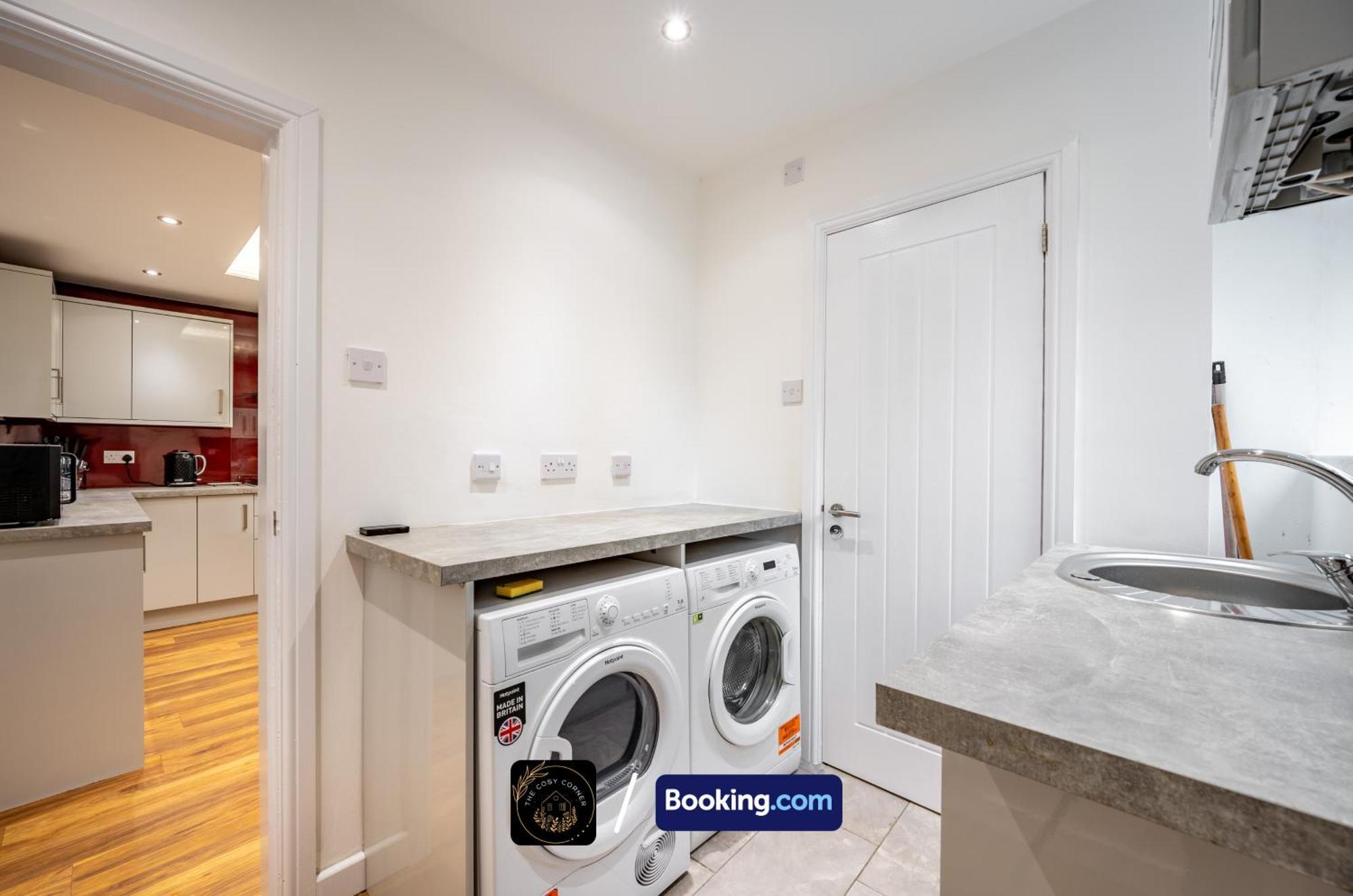Cosy 3-bed House, Garden & Free Parking In Stretford Appartement
