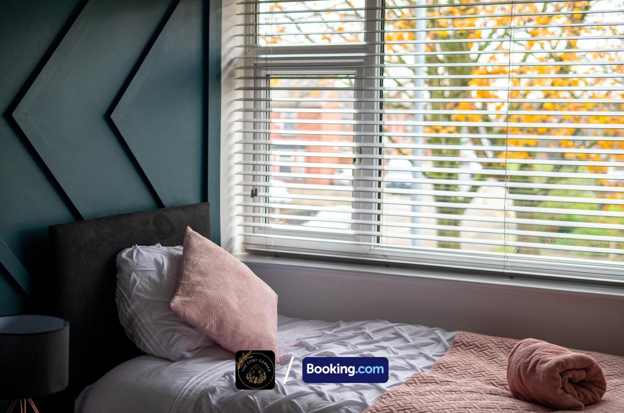 Cosy 3-bed House, Garden & Free Parking In Stretford
