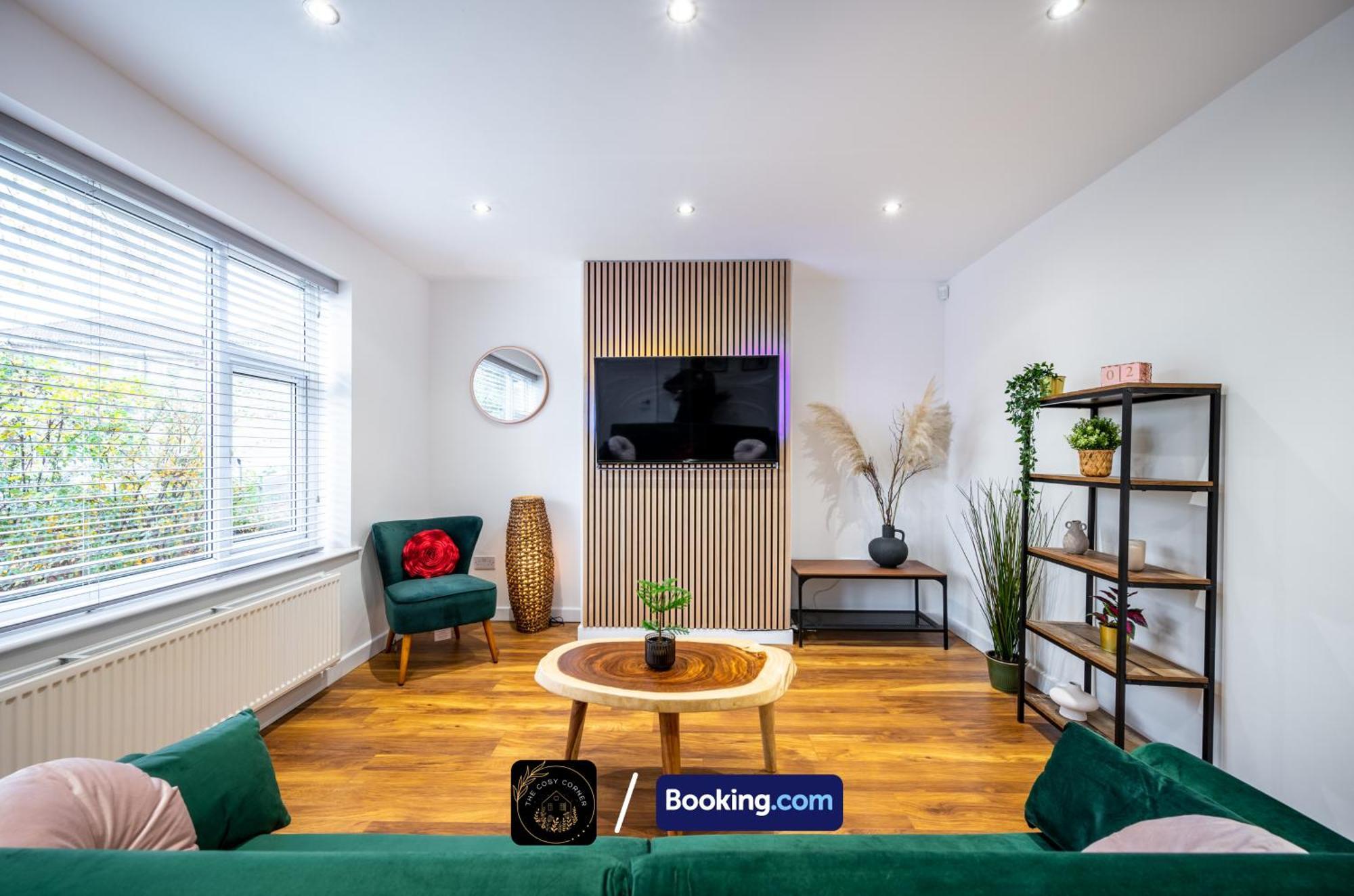 Cosy 3-bed House, Garden & Free Parking In Stretford Manchester