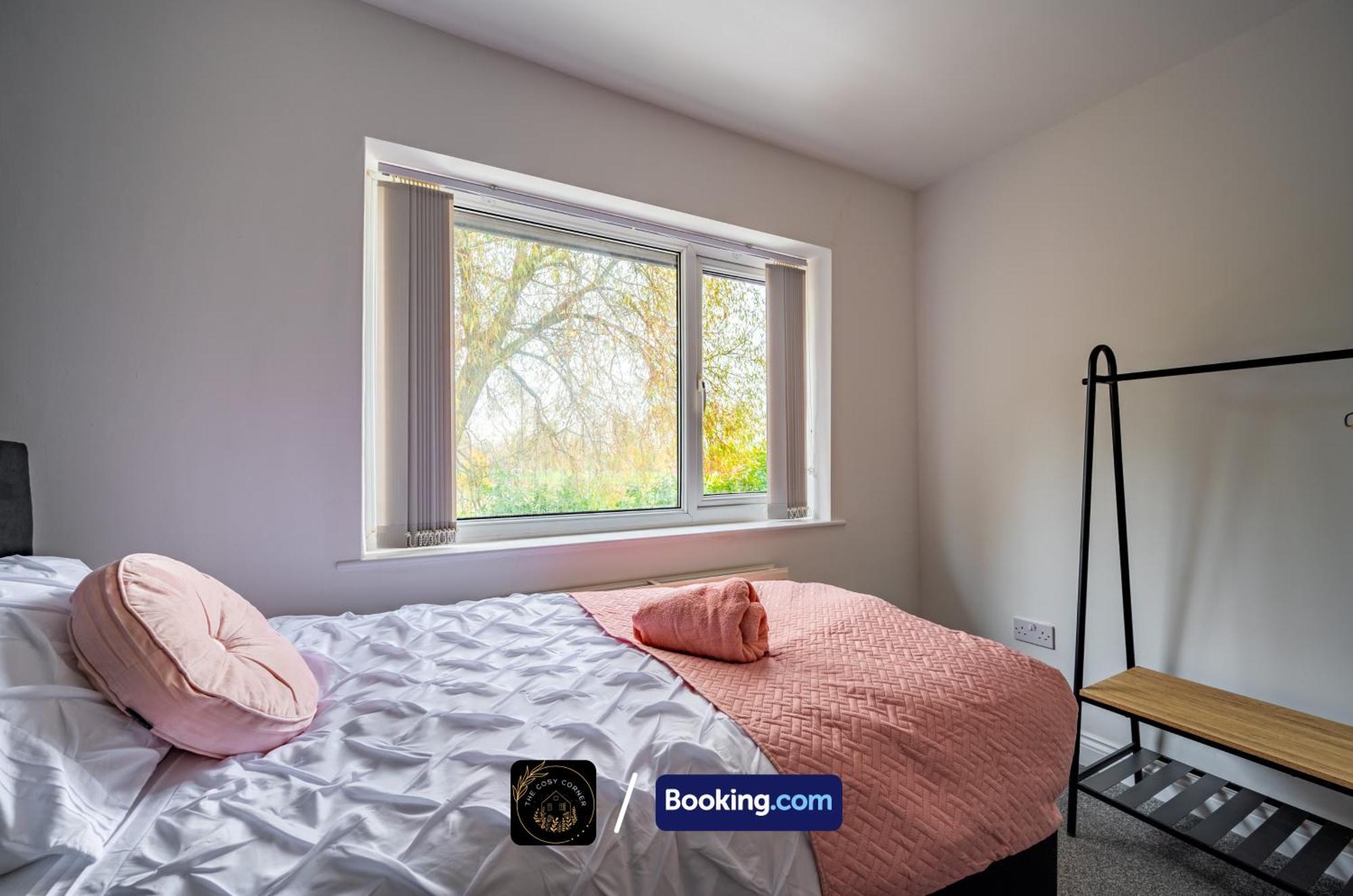 Cosy 3-bed House, Garden & Free Parking In Stretford