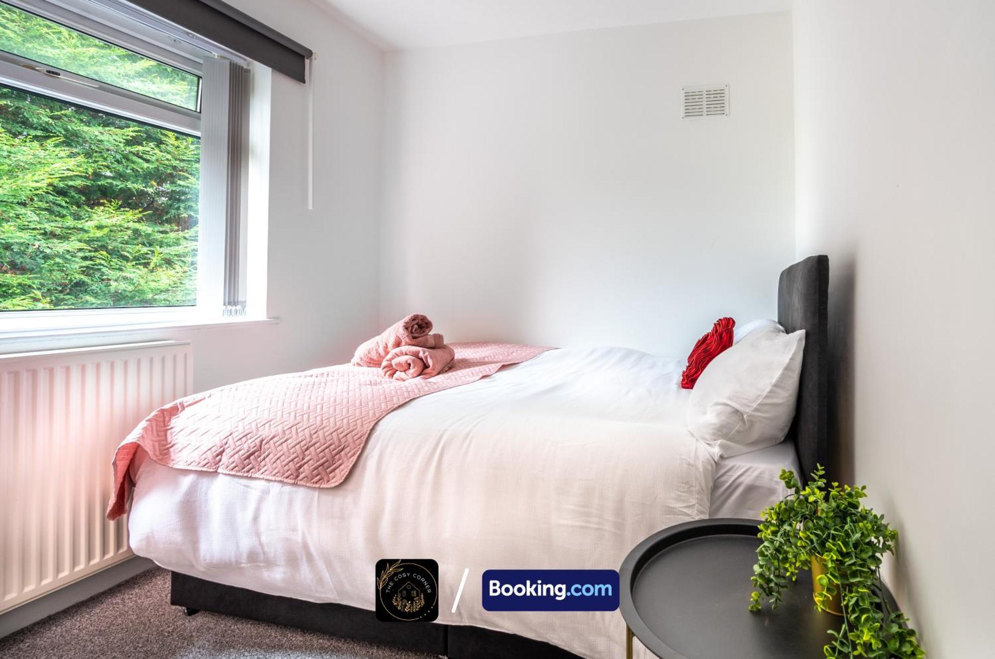 Cosy 3-bed House, Garden & Free Parking In Stretford Appartement