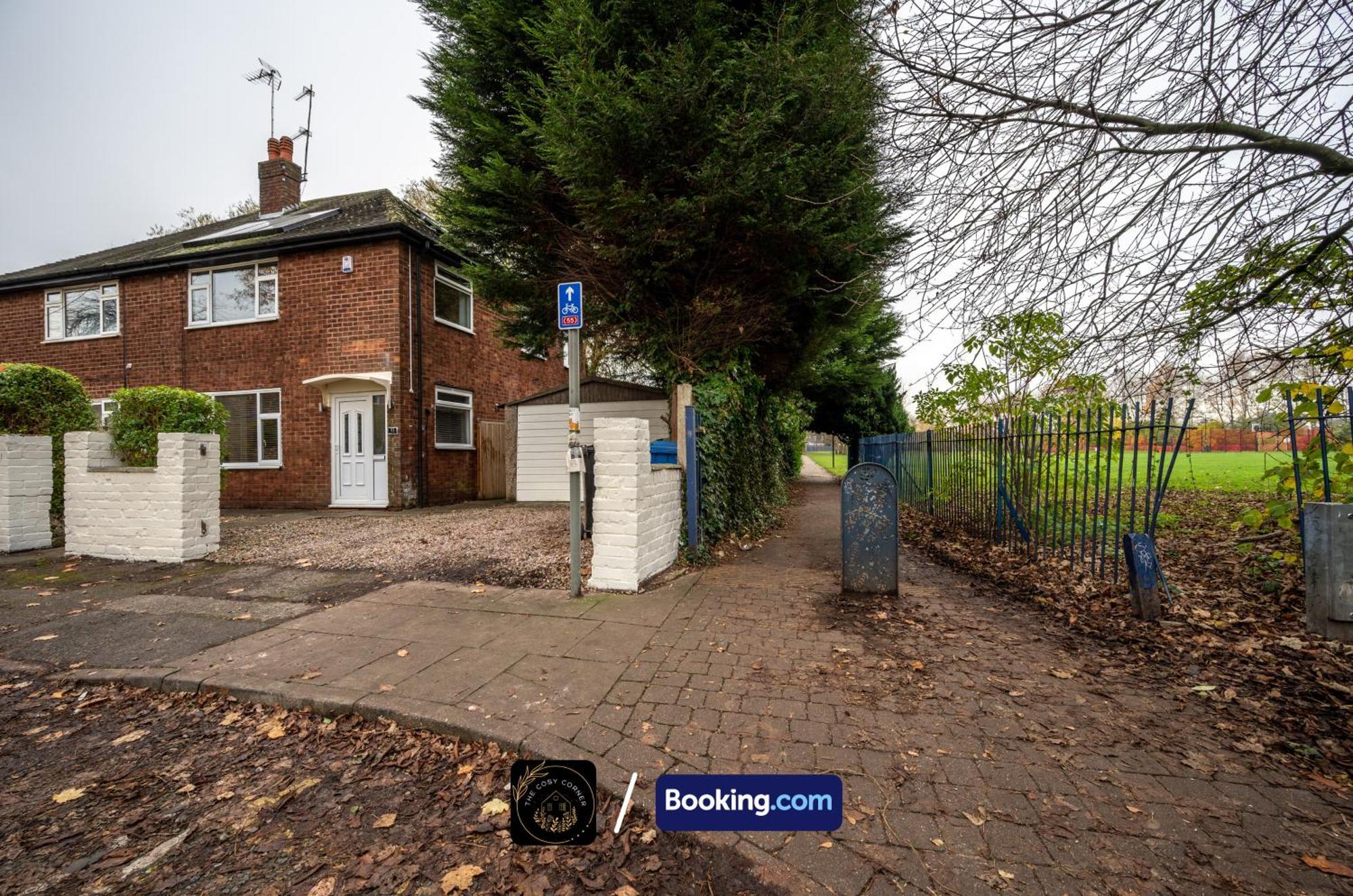 Cosy 3-bed House, Garden & Free Parking In Stretford *
