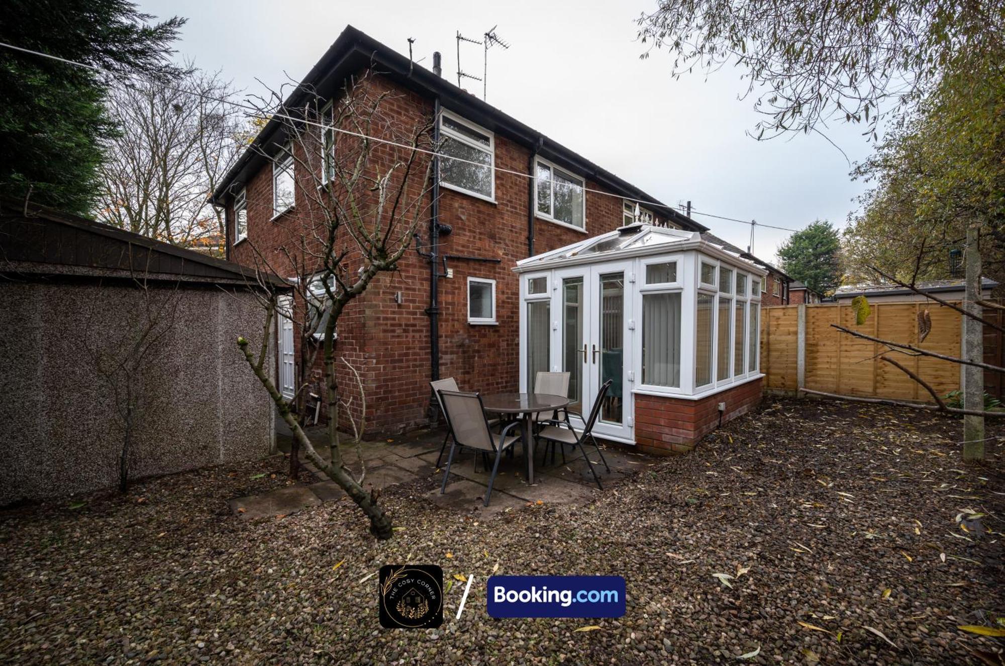Cosy 3-bed House, Garden & Free Parking In Stretford