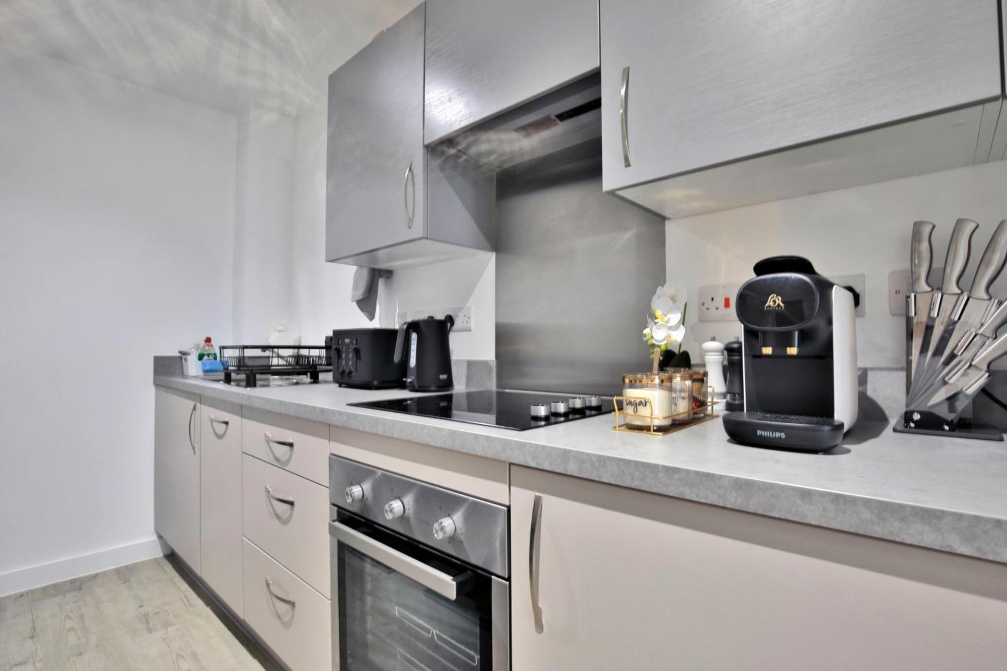 Apartment Modern 2 Bed, 2 Bath Apt With Ensuite By Avalora Short Lets & Serviced Accommodation Salford With Balcony, Near Tram Stop Salford Quays