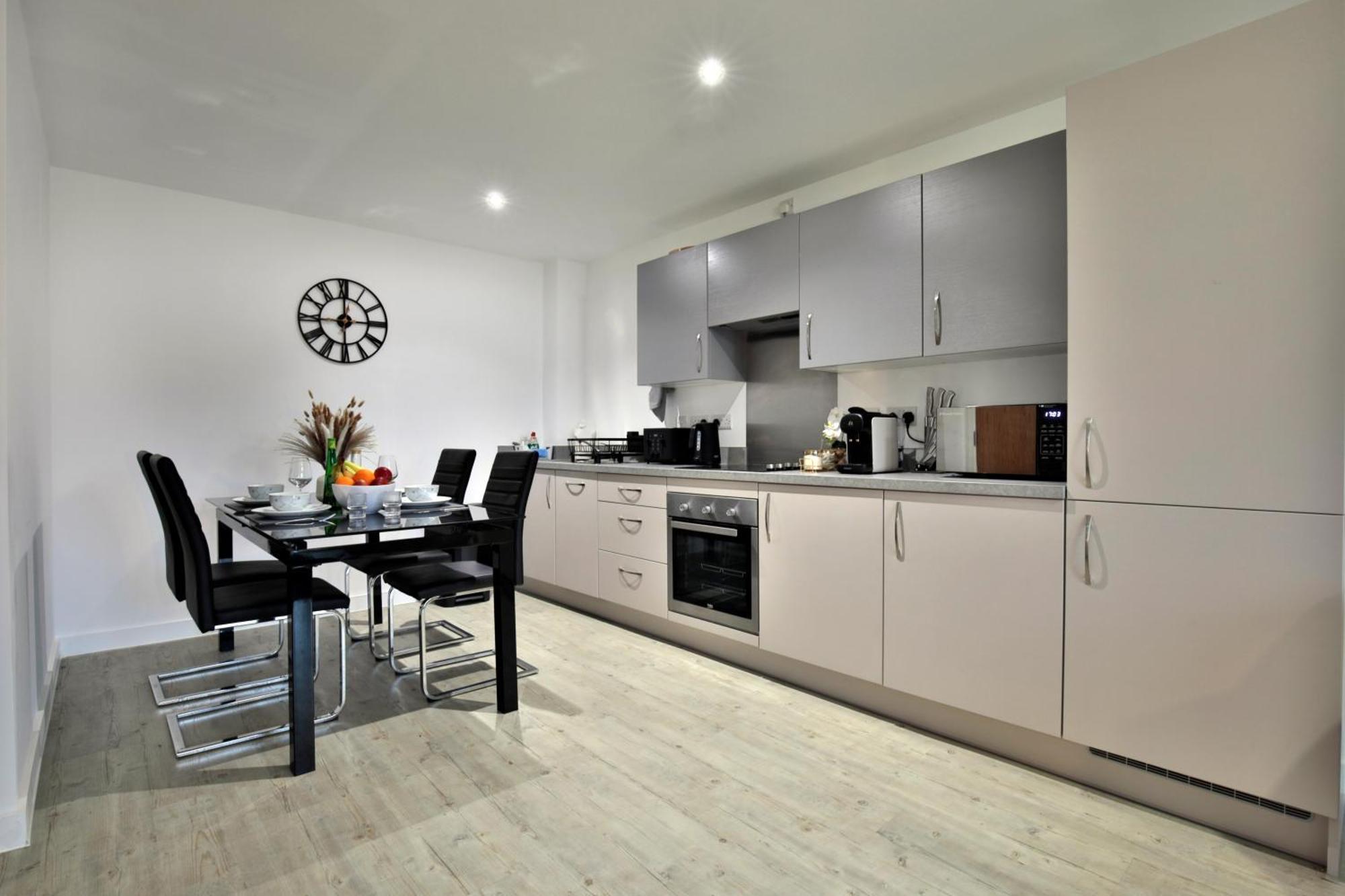 Modern 2 Bed, 2 Bath Apt With Ensuite By Avalora Short Lets & Serviced Accommodation Salford With Balcony, Near Tram Stop Salford Quays Apartment *