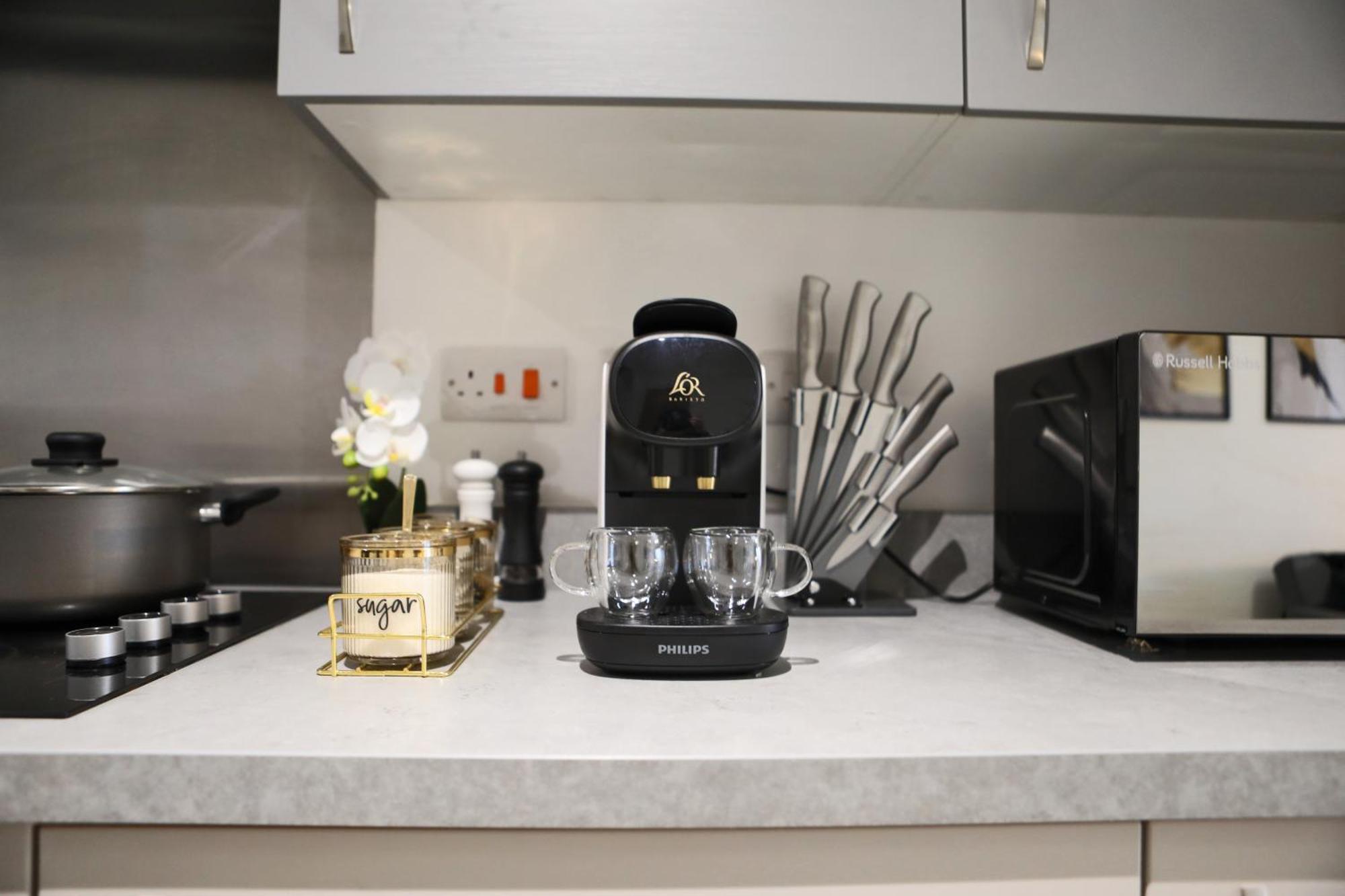 Modern 2 Bed, 2 Bath Apt With Ensuite By Avalora Short Lets & Serviced Accommodation Salford With Balcony, Near Tram Stop Salford Quays Apartment Manchester