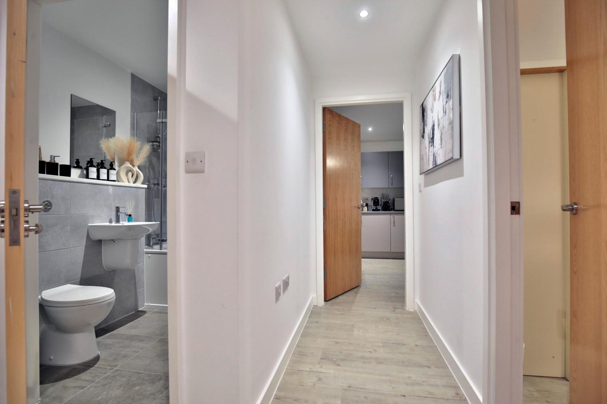 Modern 2 Bed, 2 Bath Apt With Ensuite By Avalora Short Lets & Serviced Accommodation Salford With Balcony, Near Tram Stop Salford Quays *