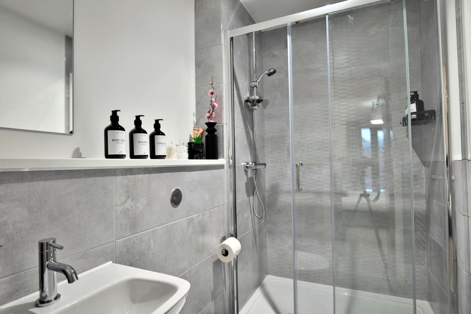 Modern 2 Bed, 2 Bath Apt With Ensuite By Avalora Short Lets & Serviced Accommodation Salford With Balcony, Near Tram Stop Salford Quays * Manchester