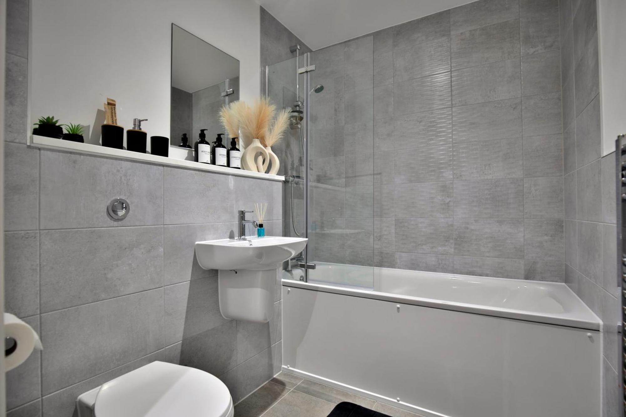 Apartment Modern 2 Bed, 2 Bath Apt With Ensuite By Avalora Short Lets & Serviced Accommodation Salford With Balcony, Near Tram Stop Salford Quays *