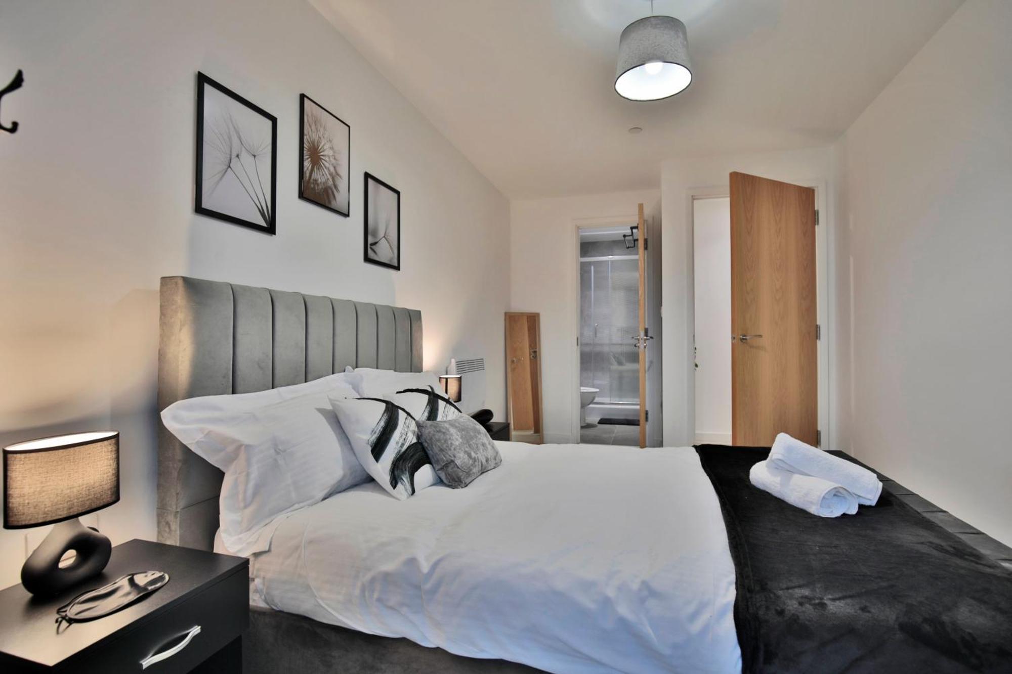 Modern 2 Bed, 2 Bath Apt With Ensuite By Avalora Short Lets & Serviced Accommodation Salford With Balcony, Near Tram Stop Salford Quays *