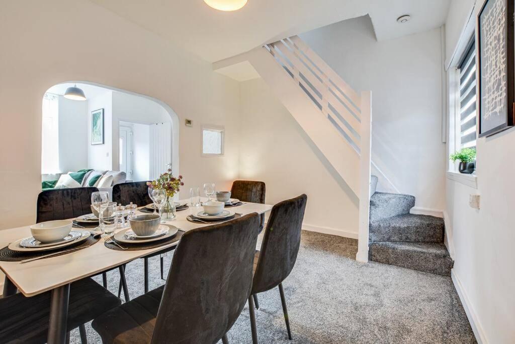 Stylish & Vibrant 2 Bedroom Holiday home *