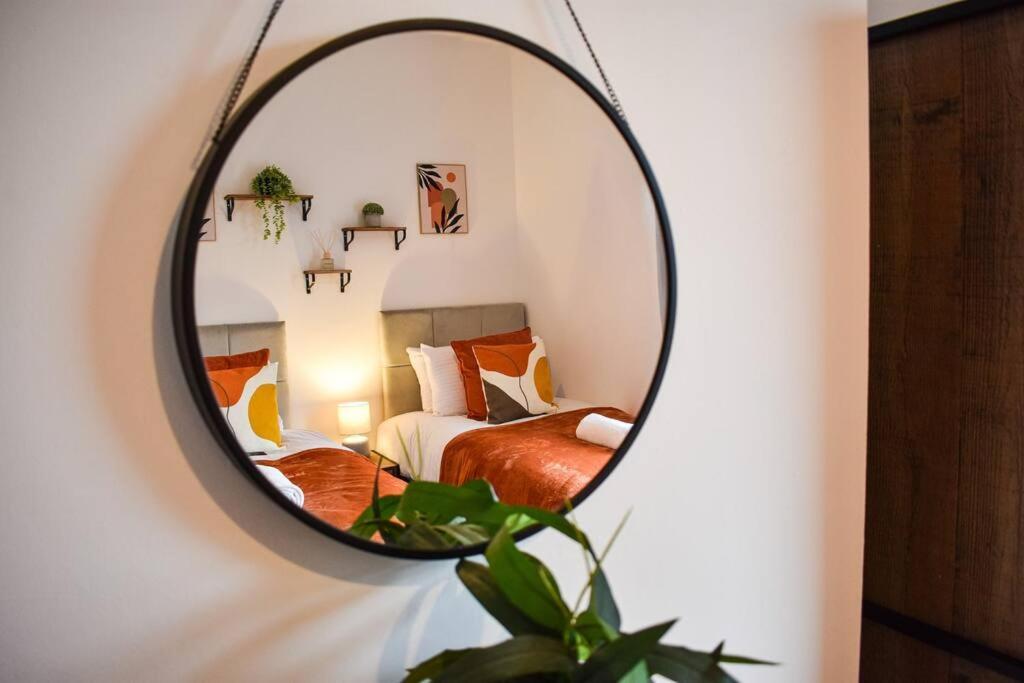 Stylish & Vibrant 2 Bedroom Holiday home *