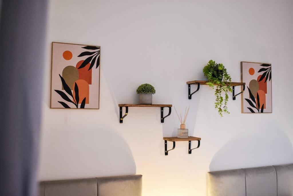 Stylish & Vibrant 2 Bedroom Holiday home *