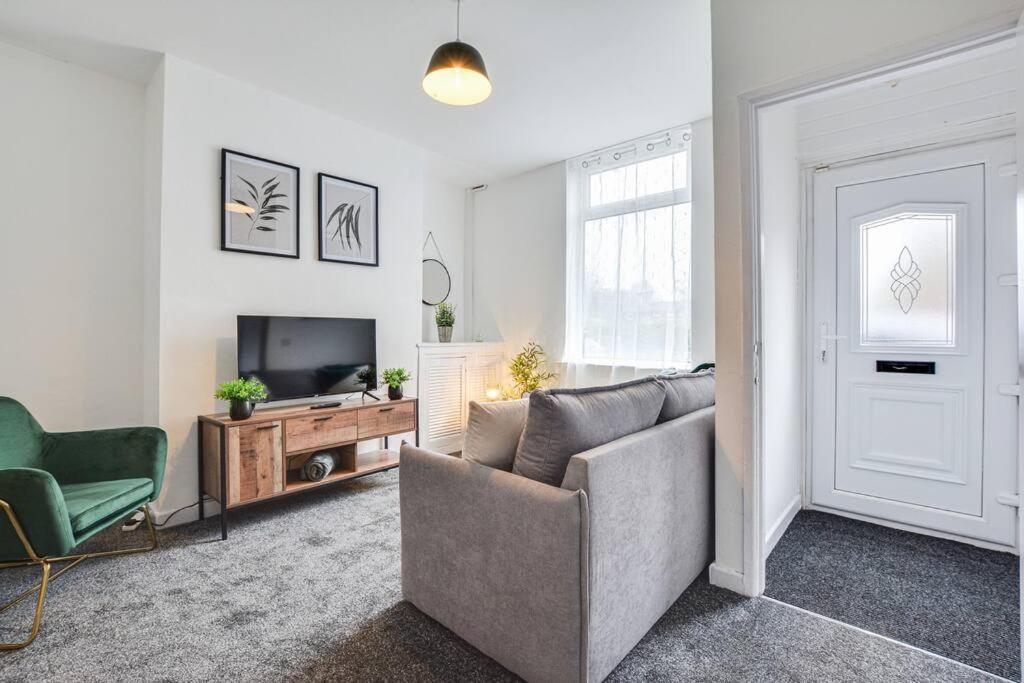 Stylish & Vibrant 2 Bedroom *