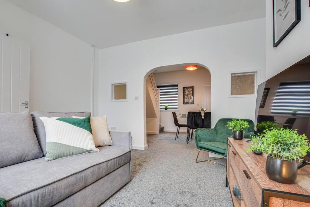 Stylish & Vibrant 2 Bedroom