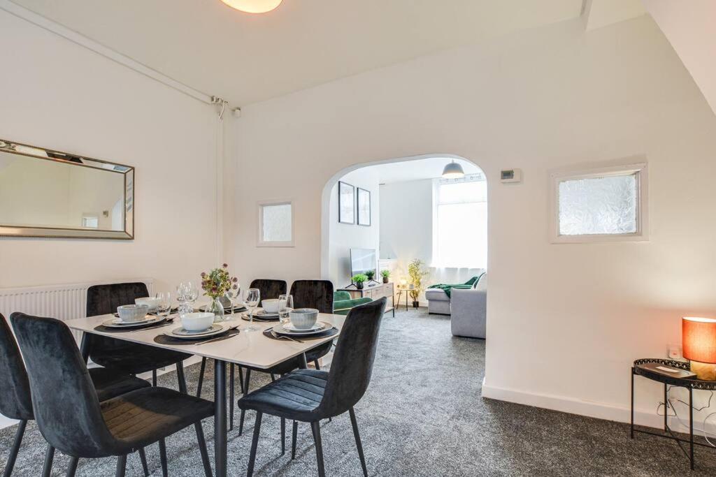 Holiday home Stylish & Vibrant 2 Bedroom *