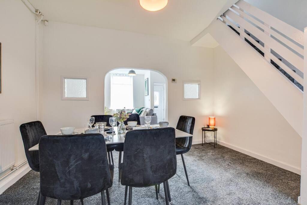 Stylish & Vibrant 2 Bedroom Holiday home Manchester