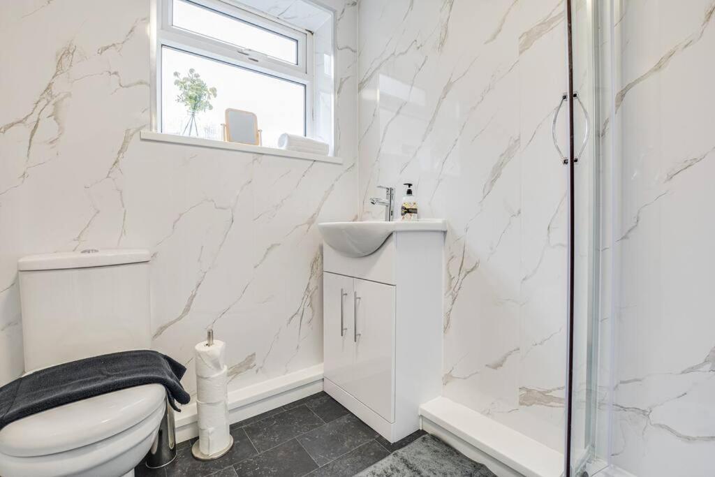 Stylish & Vibrant 2 Bedroom *