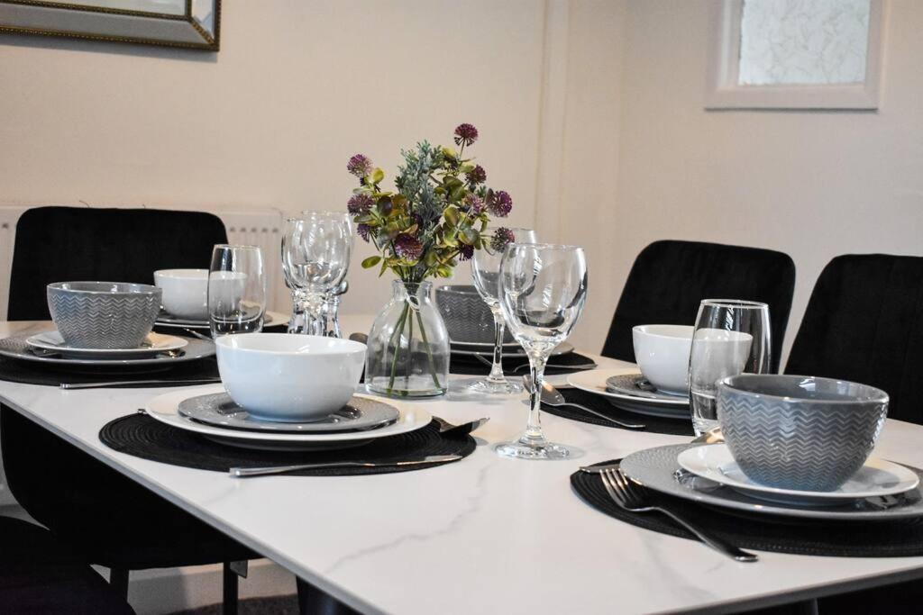 Stylish & Vibrant 2 Bedroom Manchester