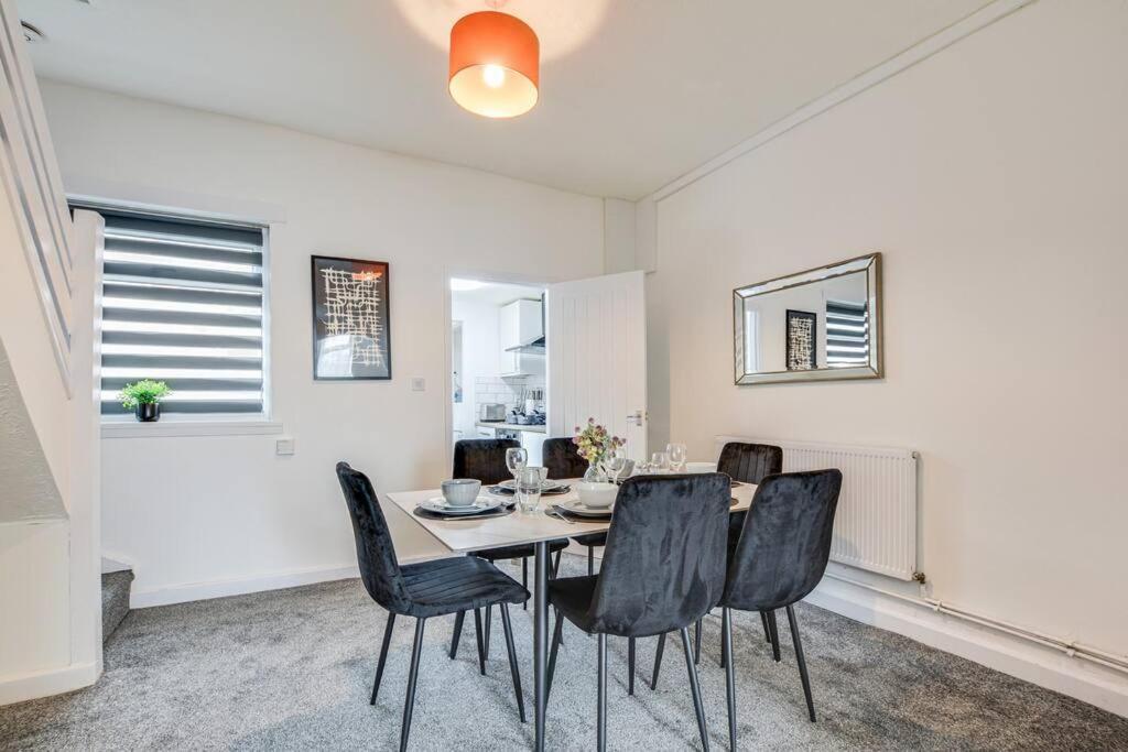 Stylish & Vibrant 2 Bedroom Holiday home *