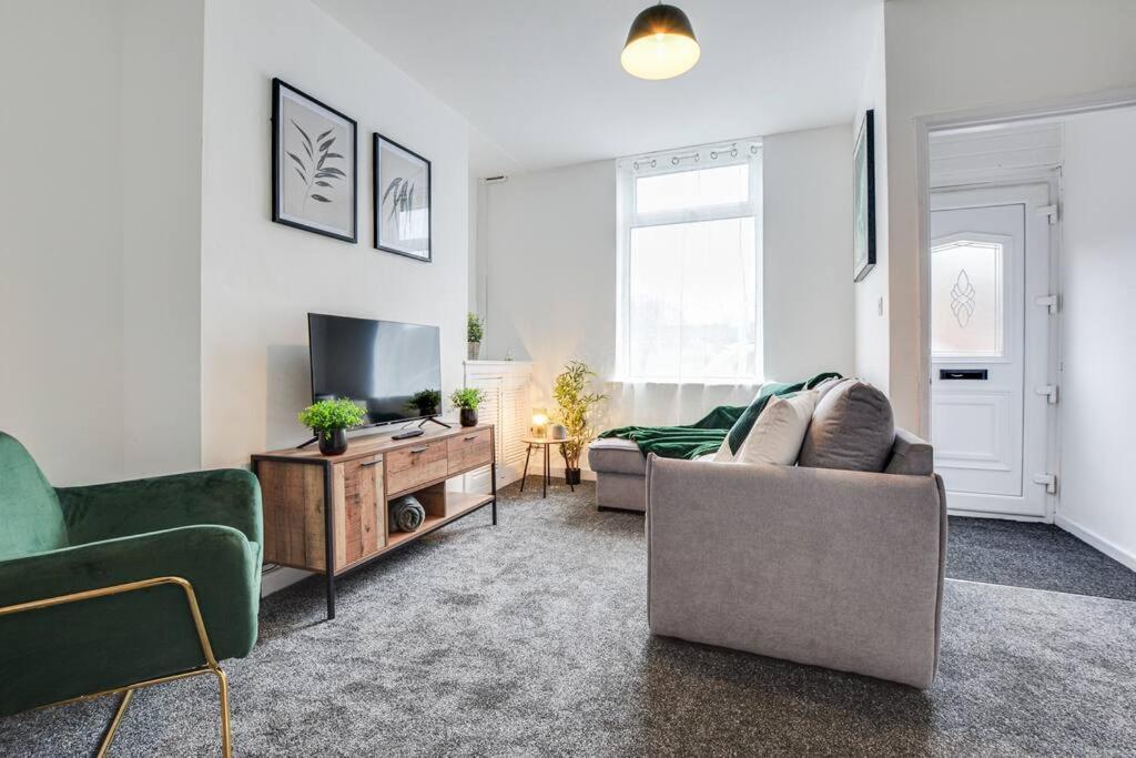 Stylish & Vibrant 2 Bedroom Holiday home