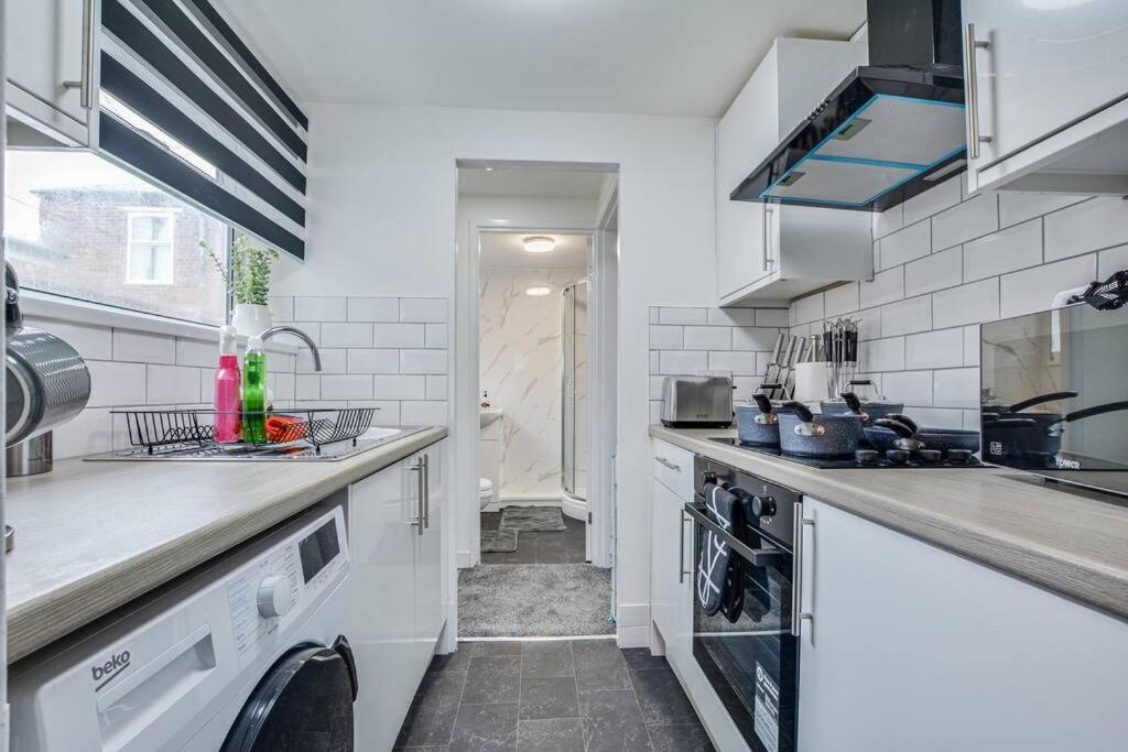 Stylish & Vibrant 2 Bedroom Holiday home *