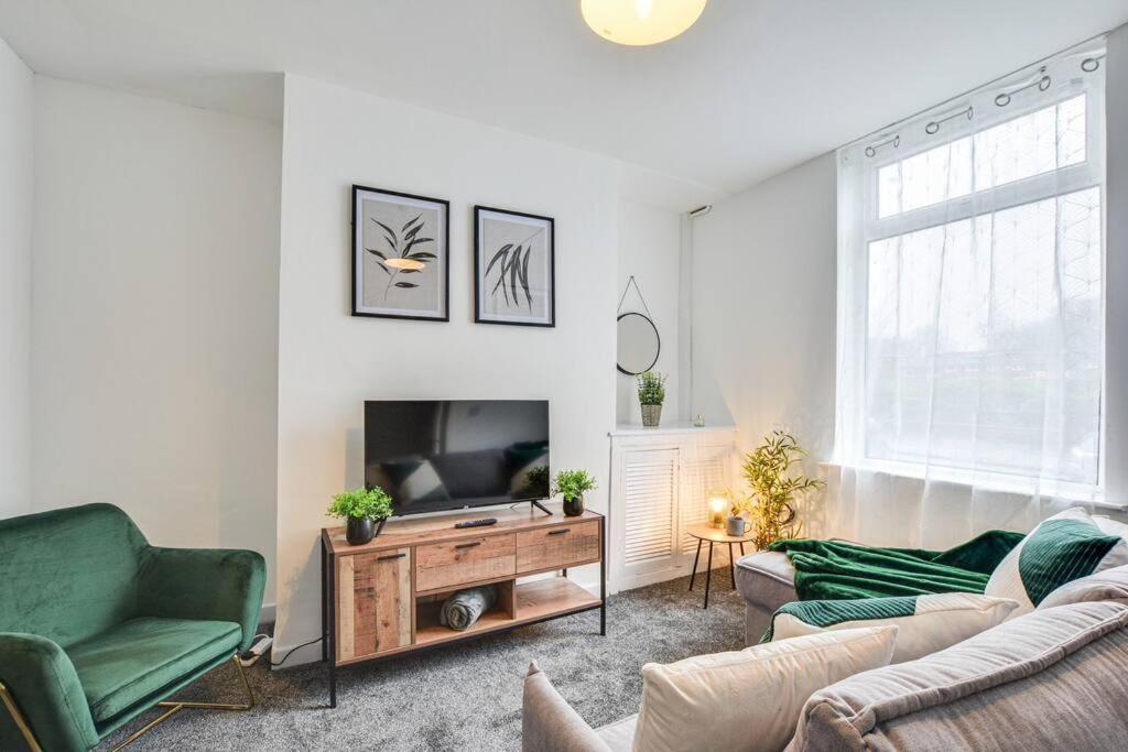 Stylish & Vibrant 2 Bedroom *