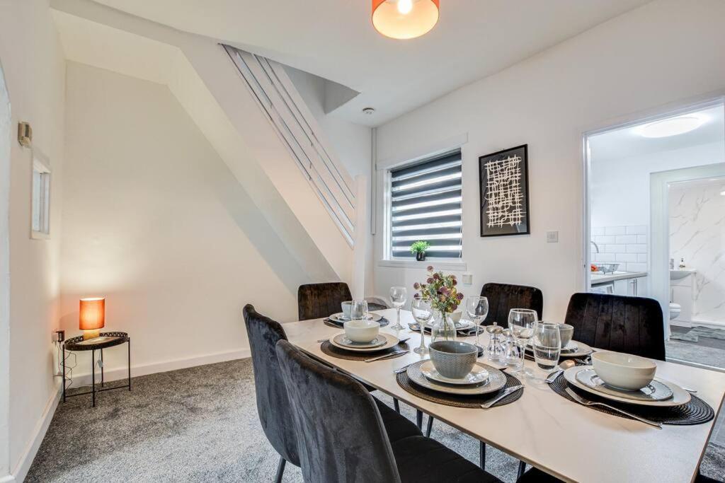 Stylish & Vibrant 2 Bedroom Manchester